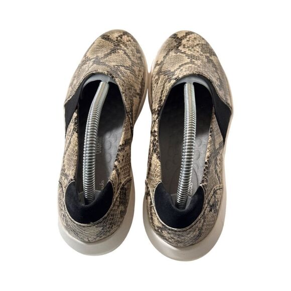 CLARKS SLIP ON CASUAL LOAFER. SNAKESKIN BEIGE - Picture 2 of 10
